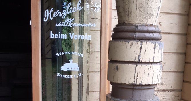 Neue Fensterrahmen in der Stabkirche (Foto: Stabkirche Stiege)