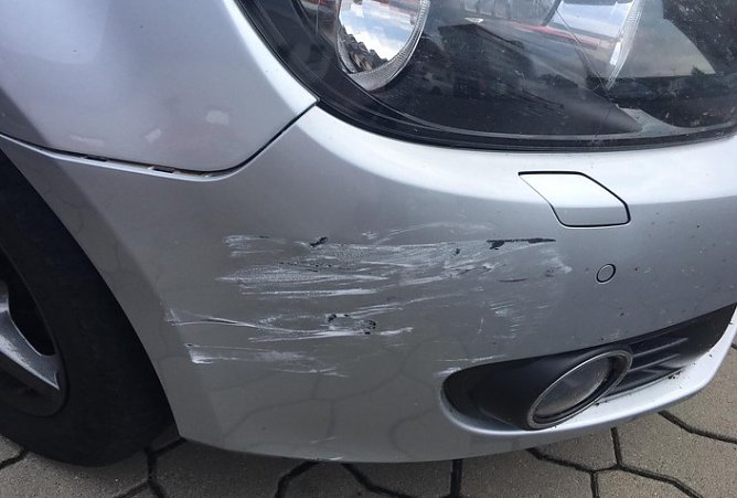 Unfallwagen mit Besch&auml;digung (Foto: PI Nordhausen)