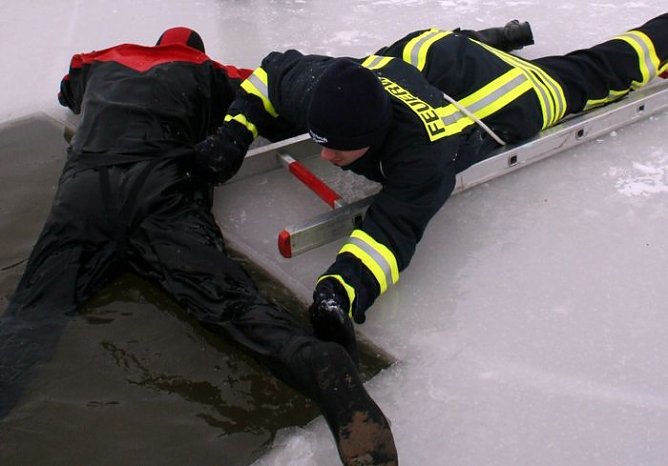 Eiskalt gerettet (Foto: M. Herting ) Eiskalt gerettet (Foto: M. Herting )