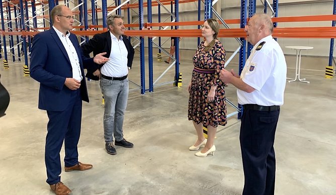 Landrat Jendricke, Servicegesellschaft-Chef Reuter, die Staatssekret&auml;rin Schenk und Referatsleiter Kusel im angeregten Gespr&auml;ch (Foto: oas)