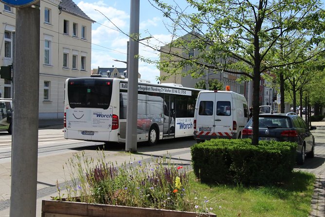 Der Bus blockierte die Gleise der Stra&szlig;enbahnlinien (Foto: agl)