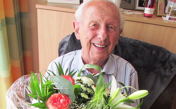 Helmut Lambert freut sich über die Ovationen (Foto: L.Schubert) Helmut Lambert freut sich über die Ovationen (Foto: L.Schubert)