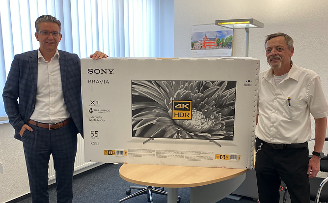 Der gl&uuml;ckliche Gewinner Andreas Heinz Falken mit Filialdirektor Andrew Brotr&uuml;ck (Foto: Commerzbank Nordhausen)