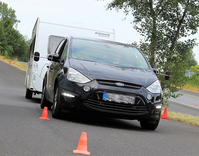 Mehr Sicherheit durch spezielles Fahrsicherheitstraining (Foto: ADAC) Mehr Sicherheit durch spezielles Fahrsicherheitstraining (Foto: ADAC)