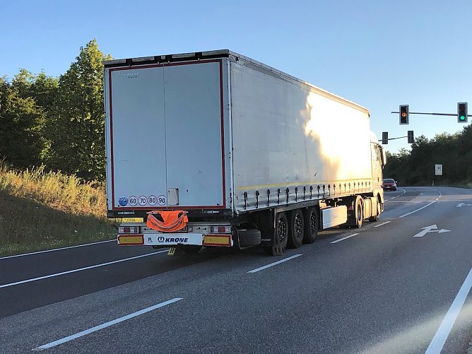 Blockierender LKW in Abbiegespur (Foto: S.Dietzel) Blockierender LKW in Abbiegespur (Foto: S.Dietzel)