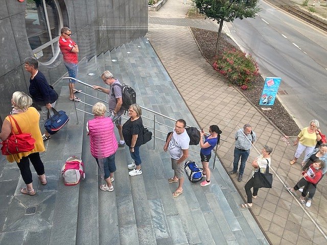 Schlange vor dem Badehaus (Foto: Badehaus Norfdhausen) Schlange vor dem Badehaus (Foto: Badehaus Norfdhausen)