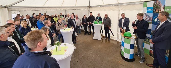 Die Reden wurden in einem Zelt gehalten, denn: das Wetter war nicht f&uuml;r eine Open-Air-Veranstaltung geeignet. (Foto: nnz)