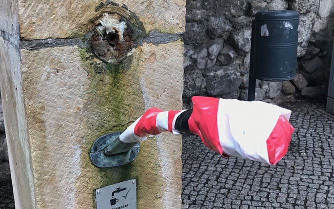 Besch&auml;digter Bauernbrunnen in der Nordh&auml;user Altstadt (Foto: &copy;Stadtverwaltung Nordhausen)