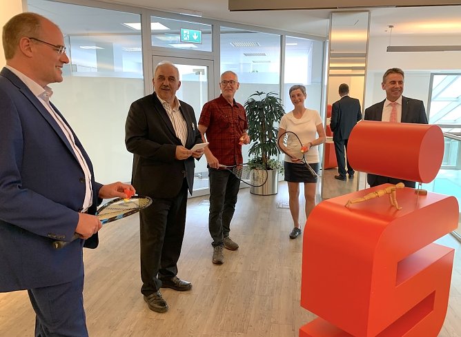 Landrat Matthias Jendricke, sein ehrenamtlicher Sportkoordinator Werner H&uuml;tcher, Martin R&auml;cke, Dr. Barbara Haupt und Sparkassenvorstand Wolfgang Asche (v.l.n.r.) beim Fachsimpeln (mit geb&uuml;hrendem Abstand)  (Foto: oas)