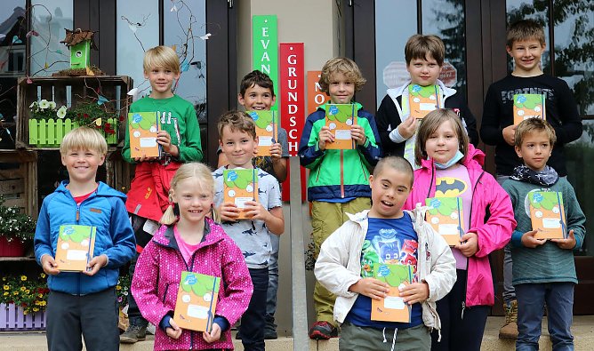 Neues Hausaufgabenheft mit Kiki Karotte (Foto: LRA NDH)