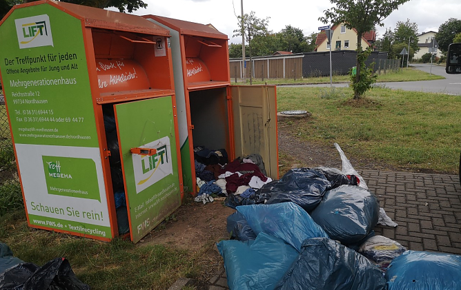Unsch&ouml;ner Anblick an Altkeidercontainern (Foto: Horizont Verein)
