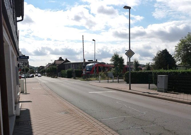 Links die Autos, rechts der Zug (Foto: privat)