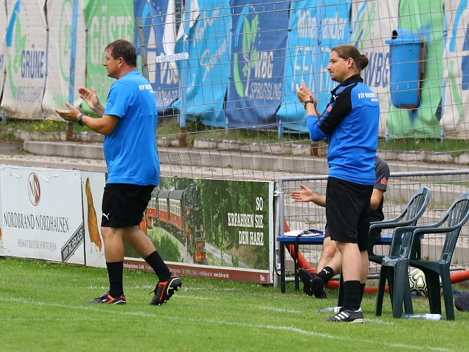 Seeland und sein Co-Trainer Ingo G&ouml;rke (links) feuern ihr Team an (Foto: B.Peter)