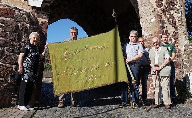 J&uuml;rgen Vopel (hinter der Fahne)  &uuml;berbrachte Dirk Erfurt jetzt die Sch&uuml;tzenfahne. Weiterhin auf dem Foto (v.l.n.r.): Ruth Str&ouml;bele, Harry Appenrodt, Rupert Str&ouml;bele und Andreas Lohrengel. (Foto: Susanne Schedwill)