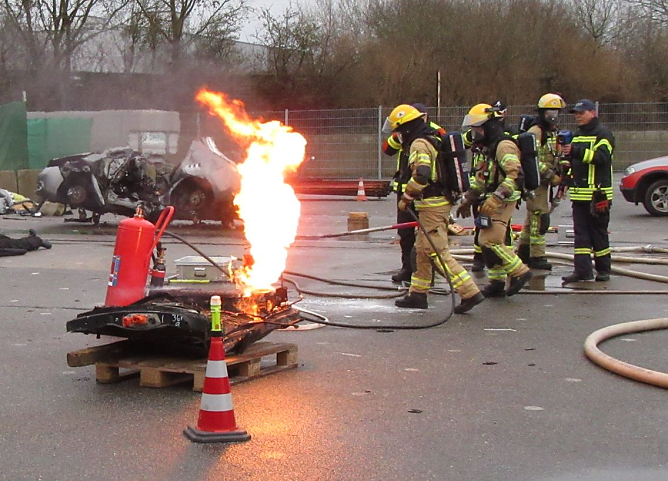 Brennende Akkus von E-Autos sind Herausforderung für Feuerwehren (Foto: DEKRA e.V.) Brennende Akkus von E-Autos sind Herausforderung für Feuerwehren (Foto: DEKRA e.V.)