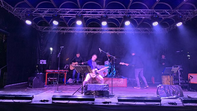 Franz Karafka im Konzert. Hier im letzten Herbst vor dem Theater (Foto: oas) Franz Karafka im Konzert. Hier im letzten Herbst vor dem Theater (Foto: oas)