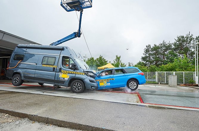 Wohnmobil im ADAC Crash-Test (Foto: ADAC) Wohnmobil im ADAC Crash-Test (Foto: ADAC)