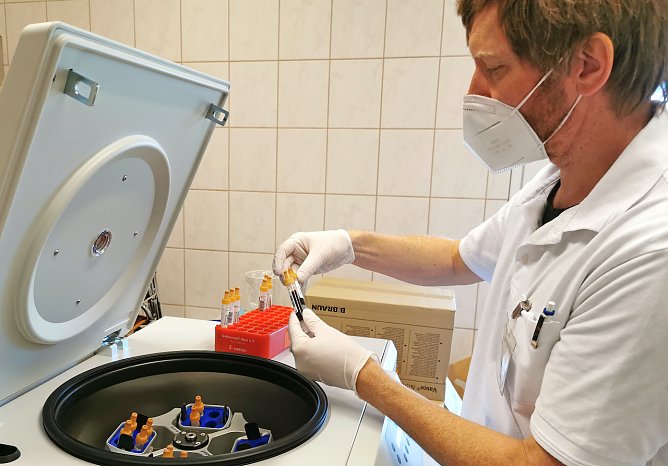 Ein zehnk&ouml;pfiges Team um Prof. Mathias Pletz vom UKJ besuchte Mitte Mai den Ort Neustadt und nahm bei vielen B&uuml;rgern Blut- und Rachenwasserproben. (Foto: UKJ/Hoppert)