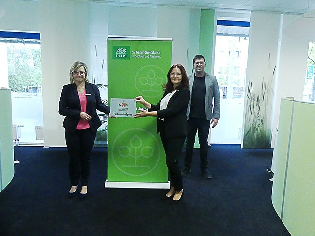 Geschäftsführer Börwch bedankt sich bei den AOK-Damen (Foto: KSB Nordhausen) Geschäftsführer Börwch bedankt sich bei den AOK-Damen (Foto: KSB Nordhausen)