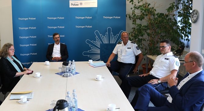 Auch der Nordh&auml;user Polizeiinspektion statte der Innenstaatssekret&auml;r Udo G&ouml;tze (2.v.l.) einen Besuch ab  (Foto: LRA NDH)