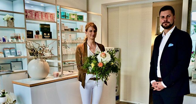 Pascal Wetzler begr&uuml;&szlig;te die neue Mieterin Sybille Keiser in ihrem Salon in der Kranichstra&szlig;e in Nordhausen.  (Foto: Susanne Schedwill)