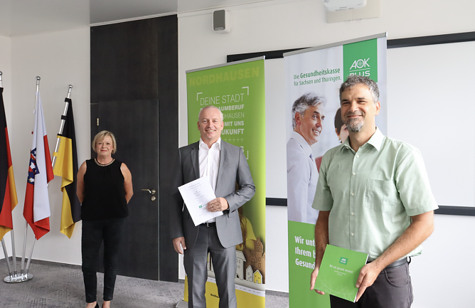 Frau Bettina Broszat (Personalrat), Herr Klaus-Ulrich Dennin (Leiter Gesundheitscenter AOK PLUS) und Herr Kai Buchmann (Oberb&uuml;rgermeister der Stadt Nordhausen) (Foto: Stadtverwaltung Nordhausen)