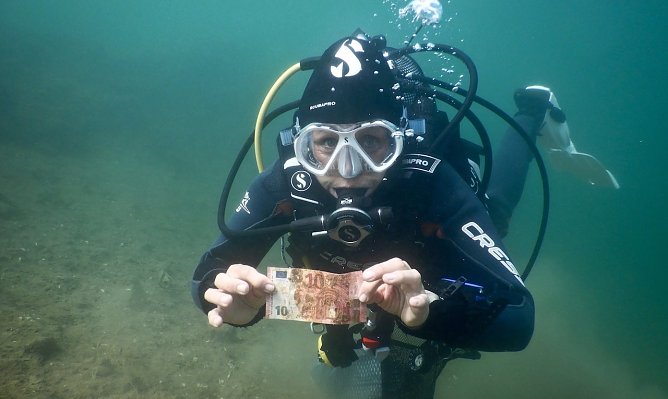 Fundstücke unter Wasser (Foto: © TSC Neptun ) Fundstücke unter Wasser (Foto: © TSC Neptun )