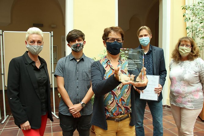 v.l.: die stellvertretende Schulelternsprecherin Simone Zwoll, Sch&uuml;lersprecher Jakob K&ouml;hler, Schulleiterin Sabine Schr&ouml;der, Fabian Saalbach und die stellvertretende Schulleiterin Cornelia Bieles  (Foto: agl)