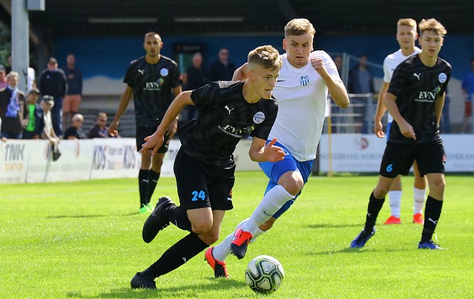 Rune Kjell Litzenberg im schwarzen Trikot versucht seinem Gegenspieler zu entwischen. Im Hintergrund beobachten ihn Simran Dhaliwal und Fabian Stix (Foto: B.Peter)