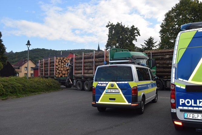 Holztransporter kontrolliert (Foto: Landespolizeiinspektion Nordhausen)