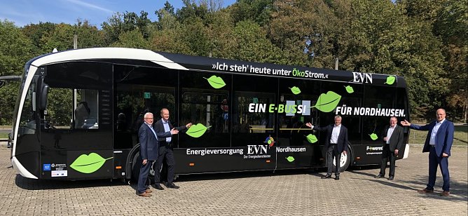 v.l.n.r. EVN-Gesch&auml;ftsf&uuml;hrer Rolf G&ouml;ppel und Mario Laufer, HVV-Gesch&auml;ftsf&uuml;hrer Olaf Salomon, Thorsten Schwarz, Gesch&auml;ftsf&uuml;hrer Verkehrsbetriebe Nordhausen, sowie Landrat Matthias Jendricke (Foto: Christina Biller-K&auml;hlert, EVN)