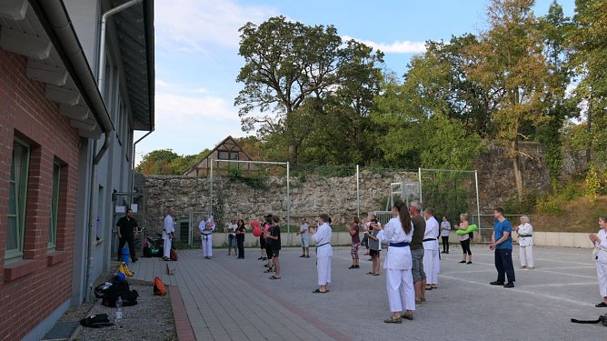 Am vergangenen Montag war Großer Bahnhof beim Karate-Do-Kwai Nordhausen (Foto: Sven Schröter) Am vergangenen Montag war Großer Bahnhof beim Karate-Do-Kwai Nordhausen (Foto: Sven Schröter)