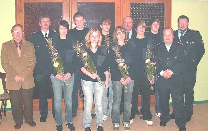 Befördert und aufgenommen (Foto: FFW) Befördert und aufgenommen (Foto: FFW)