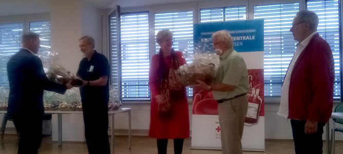 Von rechts: Gerhard Weith, Pr&auml;sident des DRK-Kreisverbandes, links daneben &uuml;berreicht Ober&auml;rztin Maria Westphal, Leiterin der Blutspendezentrale, ein Pr&auml;sent an Hans-Ulrich Mattulke, der es auf 150 Blutspenden brachte. (Foto: Kurt Frank)