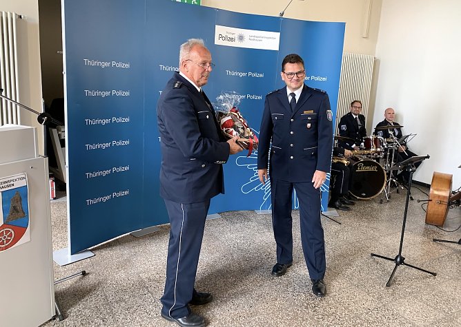 Polizeidirektor Detlev Schum &uuml;berreicht Ronny Groos (rechts im Bild) sein Pr&auml;sent (Foto: oas)