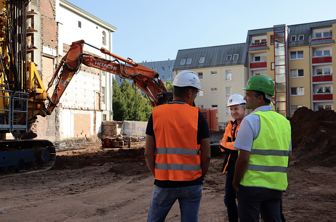 Oberb&uuml;rgermeister Kai Buchmann im Gespr&auml;ch mit Oberbauleiter Ralf M&uuml;ller (Mitte) der BAUER Spezialtiefbau GmbH. (Foto: Stadtverwaltung Nordhausen)