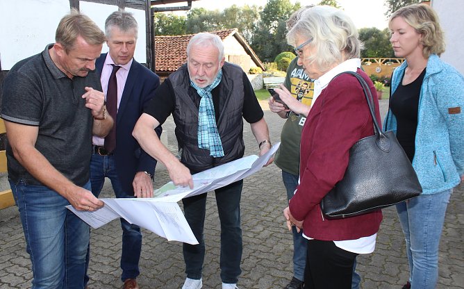 Heiko Maulhardt, Andreas Gerbothe, Werner Bruchmann,Marlies Biernat und Anastasia Schulz (v.l.n.r.) stecken die K&ouml;pfe zusammen, um einen gemeinsamen Weg zu finden (Foto: E.-M. Wiegand)