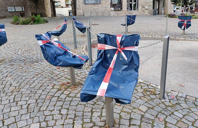 Stühle vor dem Rathaus sind verhüllt (Foto: P.Blei) Stühle vor dem Rathaus sind verhüllt (Foto: P.Blei)