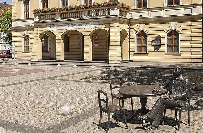 Lebensnahe Statue des Ostrower B&uuml;rgermeisters Stefan Rowiński 1919/1920 auf dem Rynek (Foto: G. Wagner)