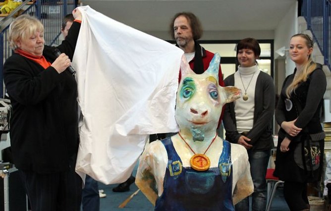 Der Bock wird enthüllt (Foto: J. Piper) Der Bock wird enthüllt (Foto: J. Piper)