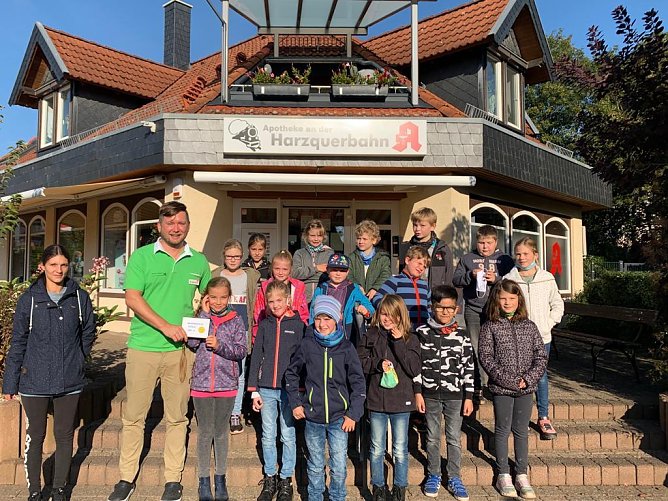 Spende &uuml;bergeben - Frank Kubatschka unterst&uuml;tzt die Grundschule Ilfeld mit 300 Euro (Foto: F&ouml;rderverein der staatl. Grundschule in Ilfeld )
