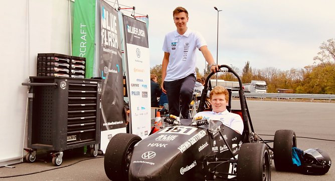 Student Jan Hendrik Klaas im "E-Hawk 20" (Foto: agl)