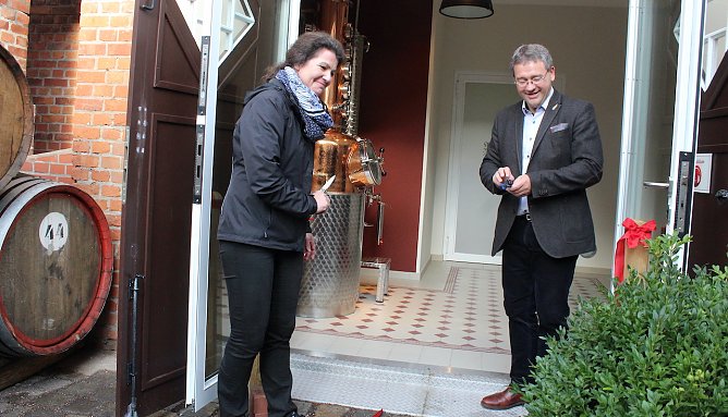 Pia Weinrich und Thomas M&uuml;ller zerschneiden das Band vor der Brennblase (Foto: oas)