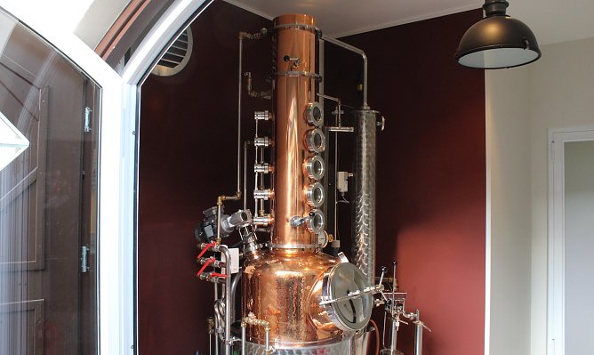 Sieht aus wie ein &uuml;berdimensioniertes Saxofon, produziert aber statt T&ouml;nen Gin und K&uuml;mmel: die neue Brennblase in der Traditionsbrennerei (Foto: oas)