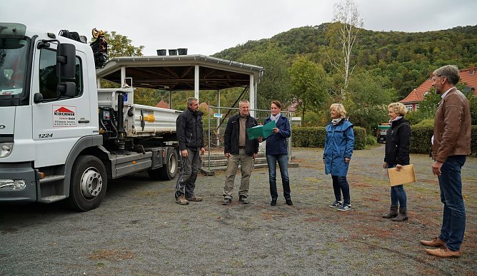 Die beiden Mitarbeiter der Firma Kirchner Bau im Gespr&auml;ch mit Ingenieurin Petra Flagmeyer, Ortschaftsb&uuml;rgermeisterin Petra Gerlach, Bauamtsmitarbeiterin Katrin Schrader und B&uuml;rgermeister Stephan Klante (v.l.n.r.) (Foto: Susanne Schedwill)