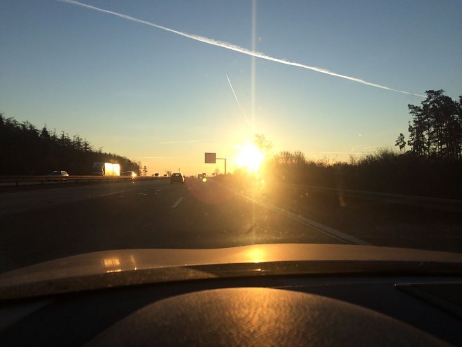 Tiefstehende Sonne kann lebensgef&auml;hrlich werden (Foto: T&Uuml;V Th&uuml;ringen)