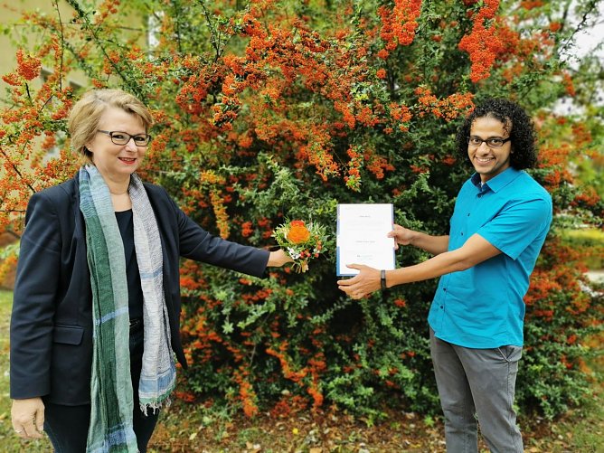 Studiendekanin Prof. Dr. Elke Gemeinhardt &uuml;berreichte Herrn Guirgis den DAAD-Preis f&uuml;r herausragende akademische Leistungen (Foto: Tina Bergknapp)