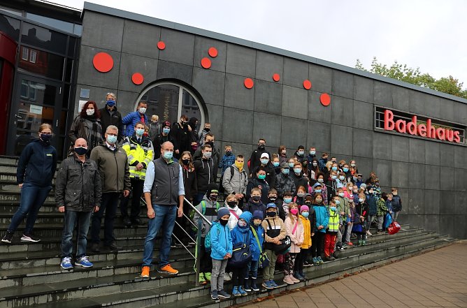 Gruppenbild vorm Badehaus (Foto: LRA Nordhausen)