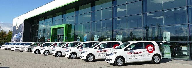 BU: Heute noch vor der Skoda-Autowelt � bald schon in Deutschlands S&uuml;den: Zw&ouml;lf Skoda Citigo sind demn&auml;chst als Lieferfahrzeuge f&uuml;r Pizza-Hut in Bayern, Hessen und Sachsen unterwegs. (Foto: H.Fischer)