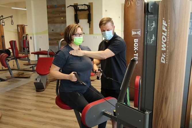 Zur&uuml;ck zur k&ouml;rperlichen Mitte: Yvonne Reichhardt und Sebastian Allner an den neuen Ger&auml;ten (Foto: agl)